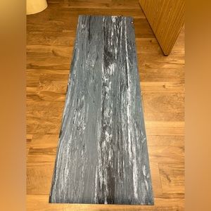 EKO® LITE YOGA MAT 4MM Floor model.  Extra shipping cost included in price!